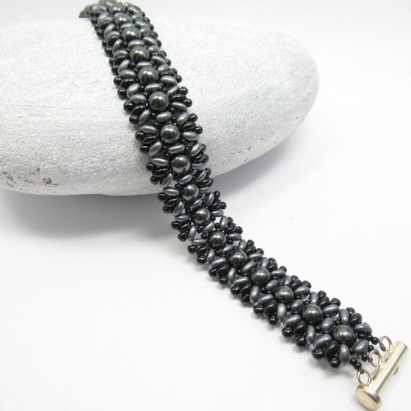 Hand woven bracelet with dark grey Swarovski pearls - Picture 5 of 8